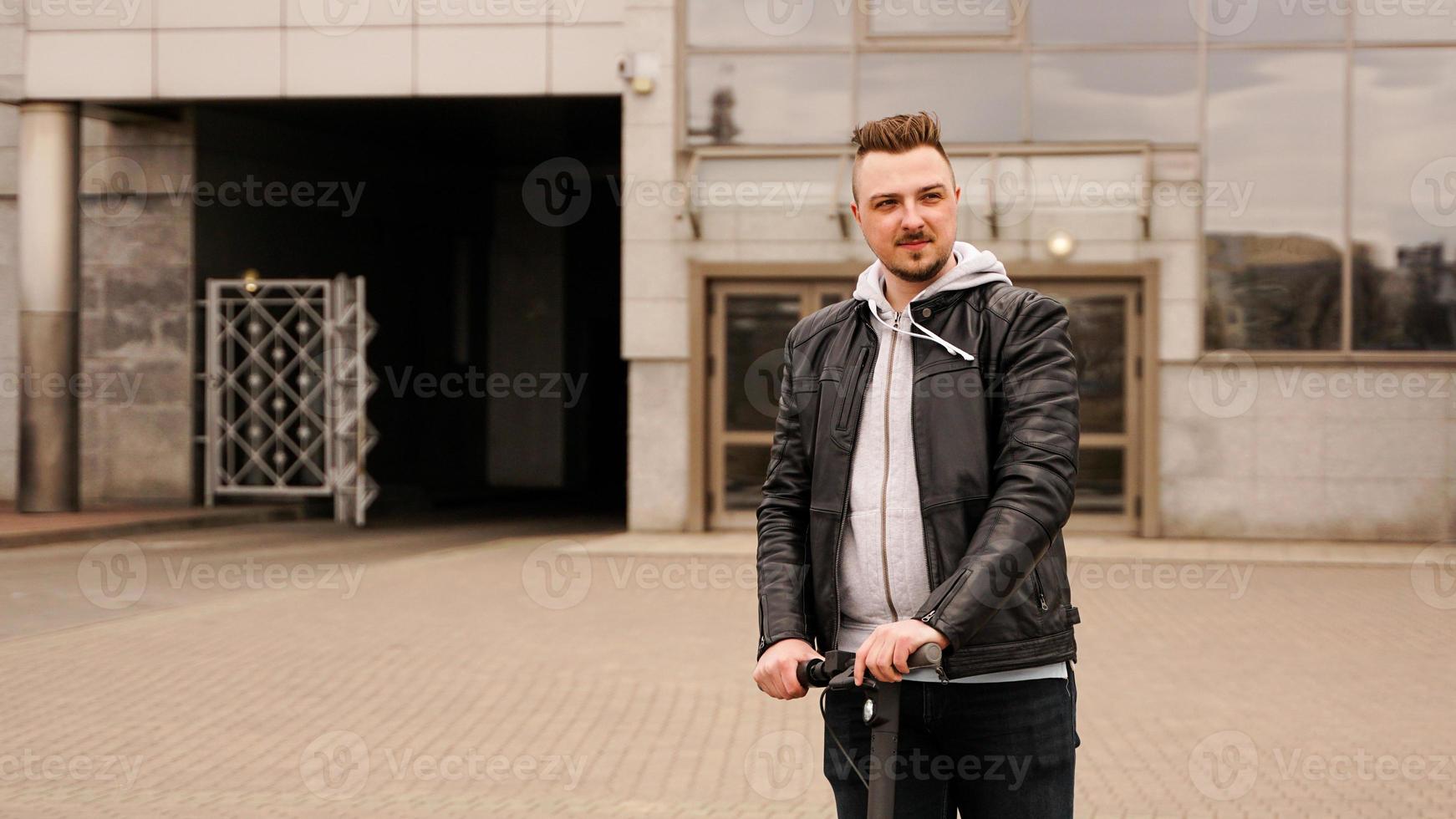 homem alto em uma scooter elétrica foto