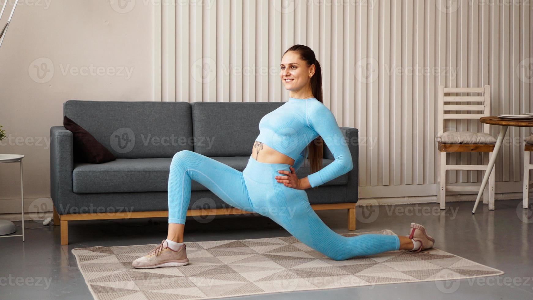 mulher em forma fazendo exercícios de estocada para a frente com uma perna foto