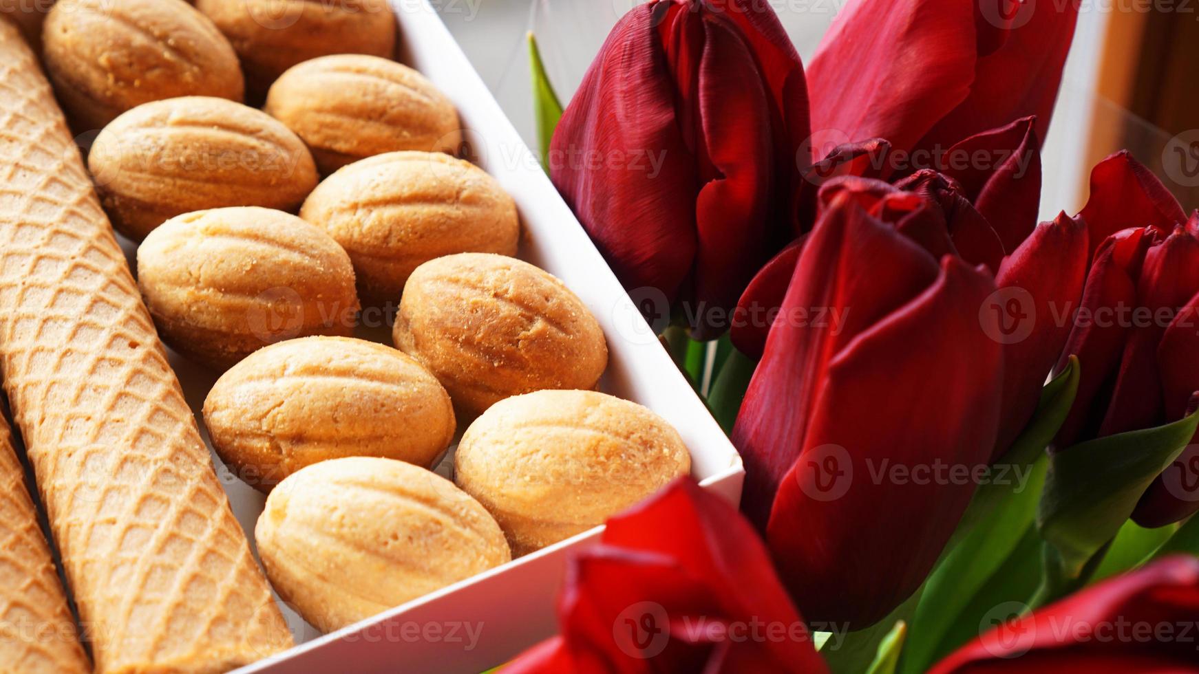 biscoitos amanteigados e tulipas. presente para a mulher foto