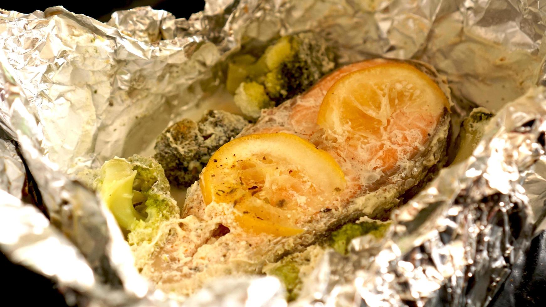 comida saudável. truta assada em papel alumínio foto