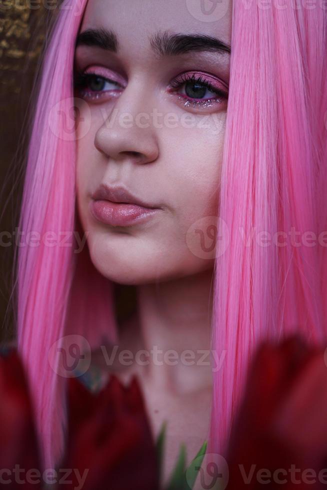 retrato de uma menina sonhadora com cabelo rosa brilhante foto