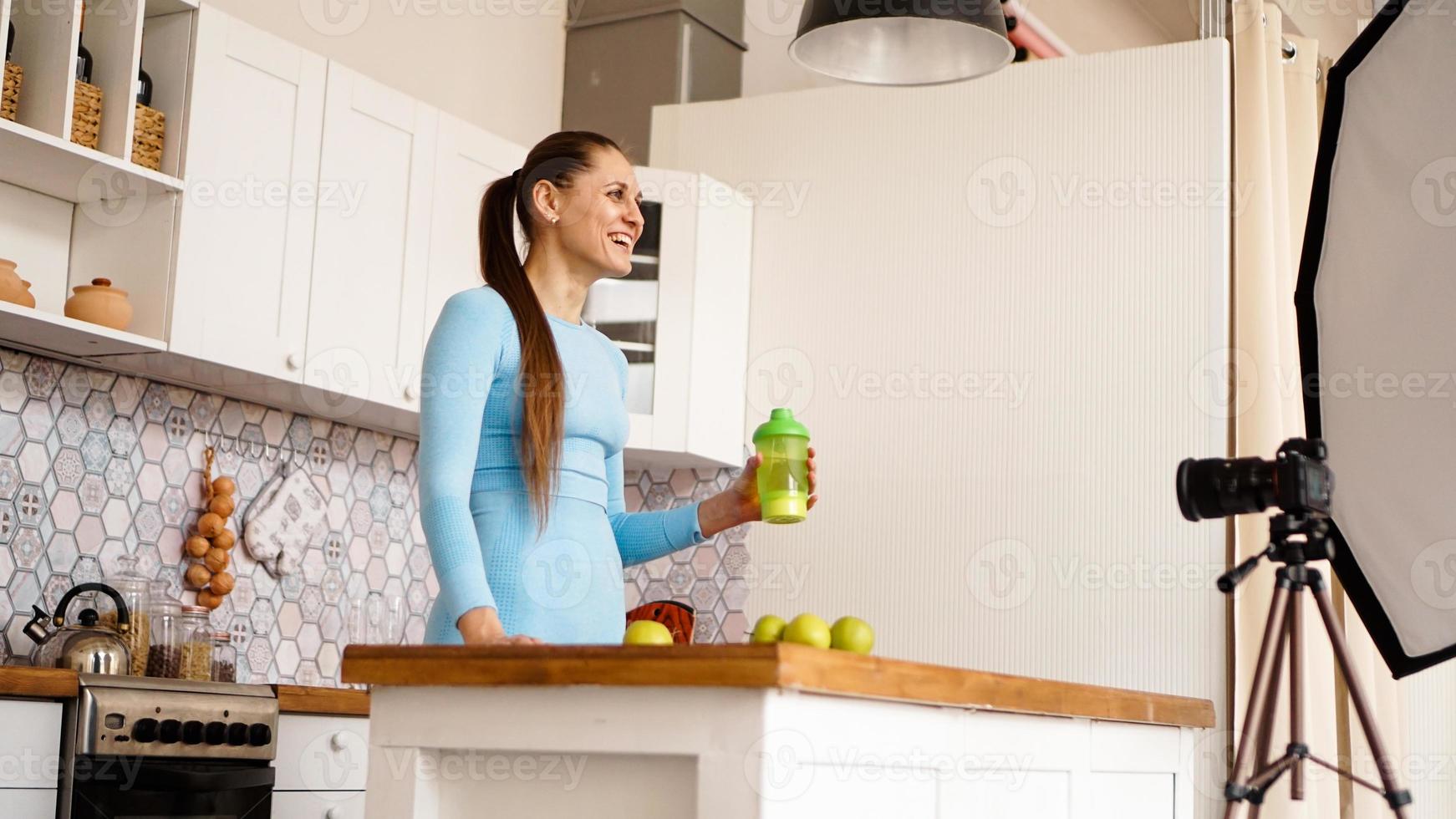 jovem saudável e satisfeita gravando seu videoblog foto