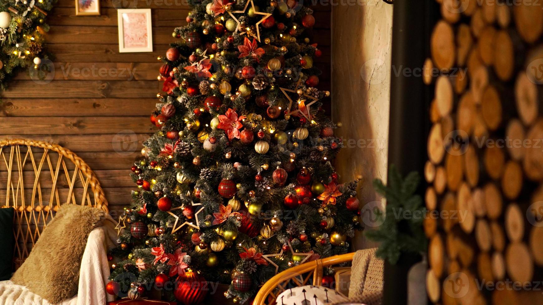 feliz feriado. uma linda sala decorada para o natal. foto