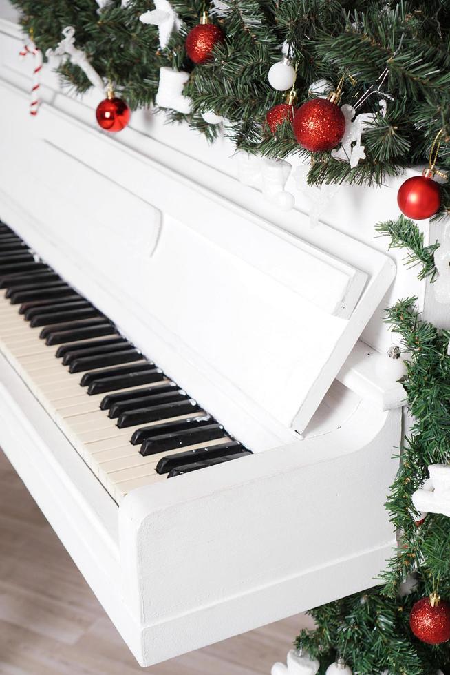 teclas em piano vertical branco com decoração de natal foto