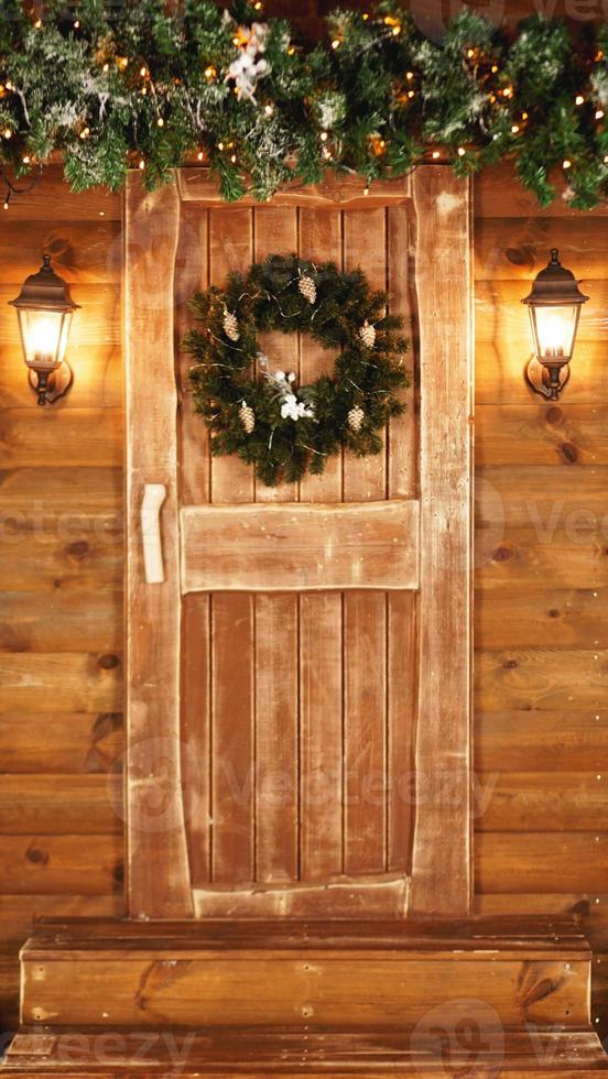 porta da frente decorada para os feriados foto