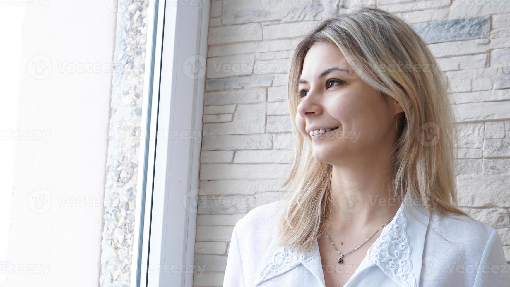 retrato de atraente jovem empresária europeia foto