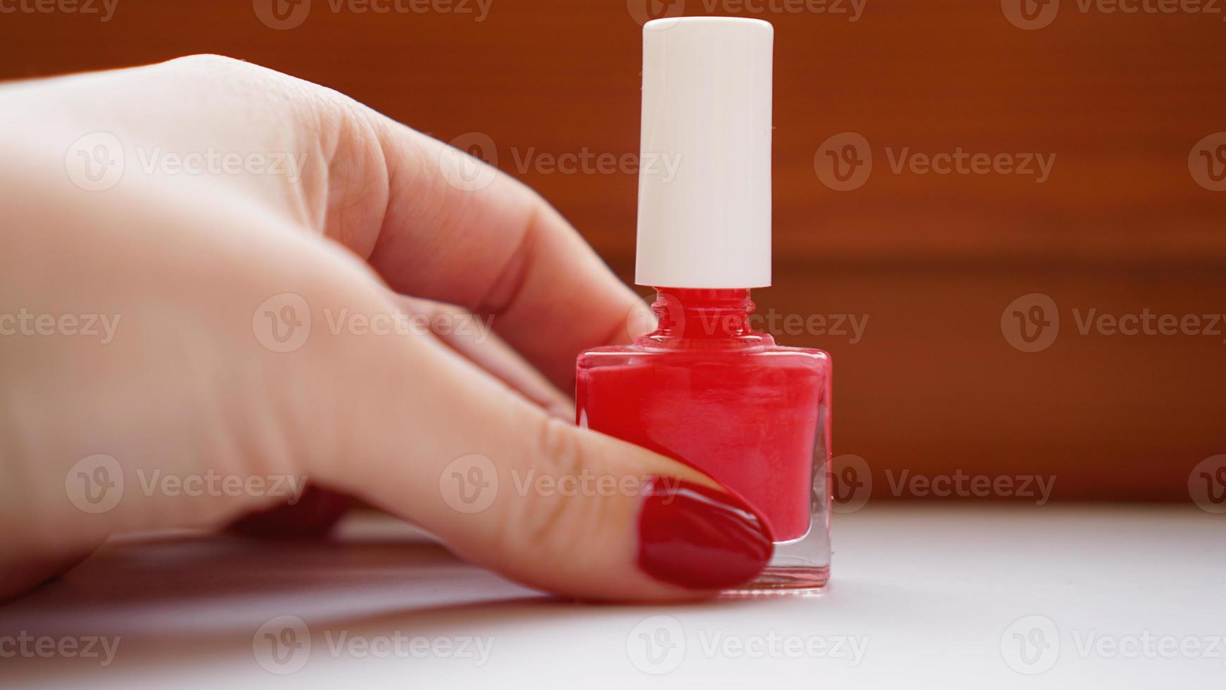 manicure. lindas unhas de mulher bem cuidadas com esmalte vermelho foto