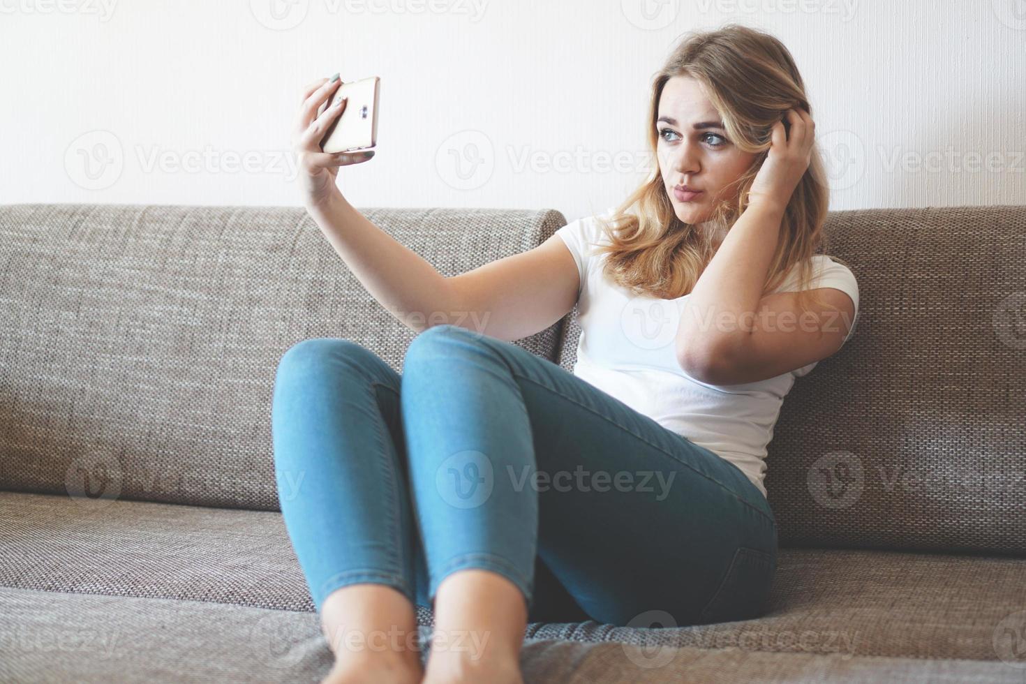 jovem feliz tirando uma selfie com o telefone foto