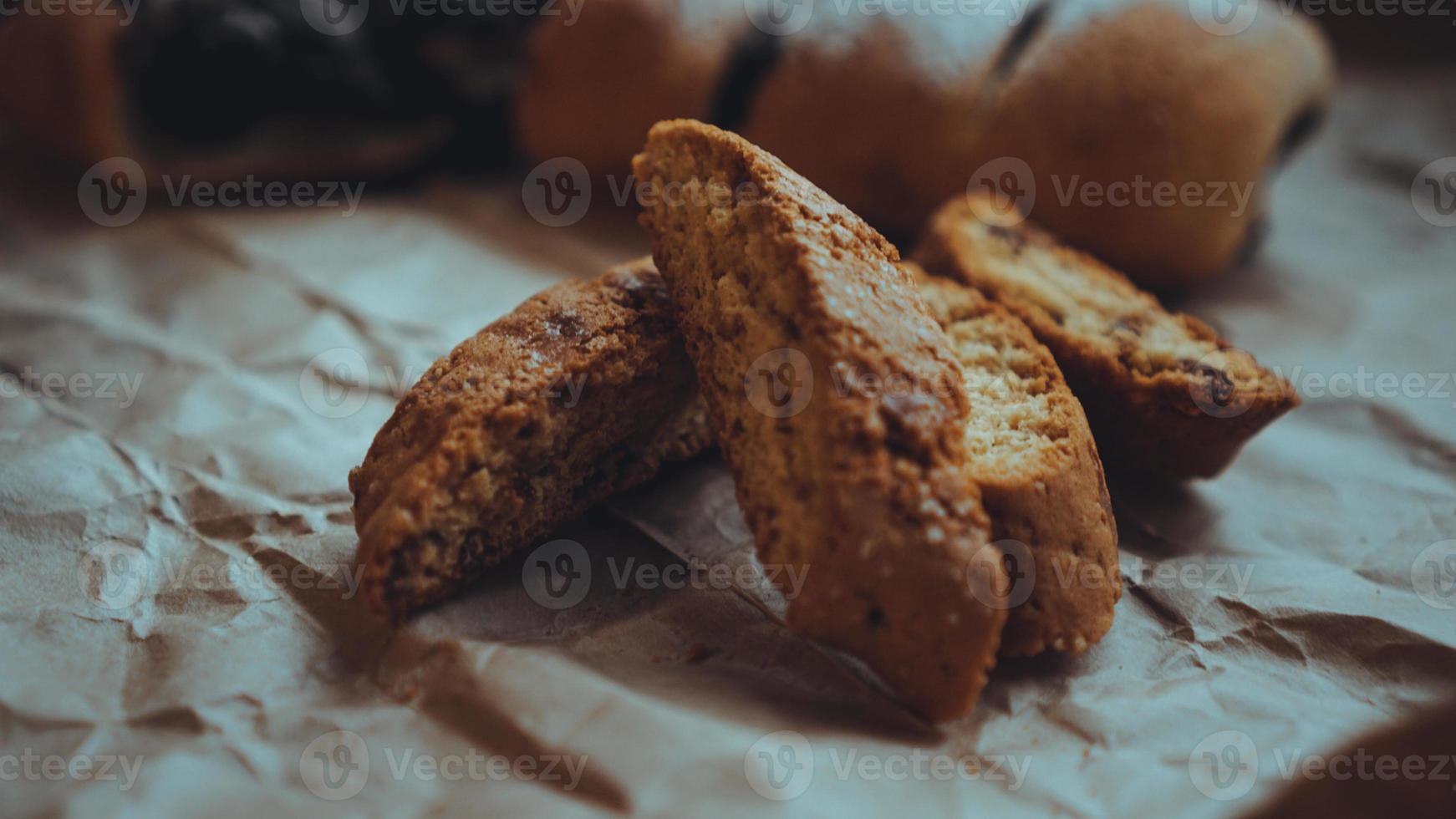 produto de panificação doce em papel artesanal. foto de comida