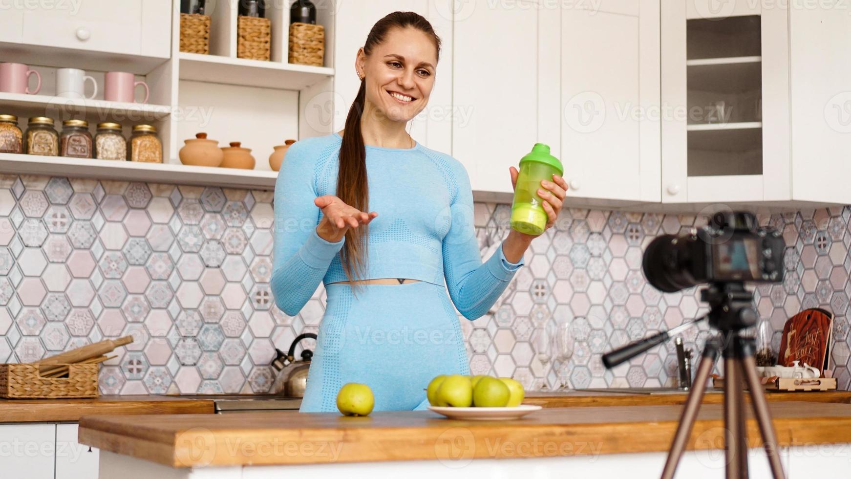 jovem saudável satisfeita gravando seu videoblog - comida saudável foto