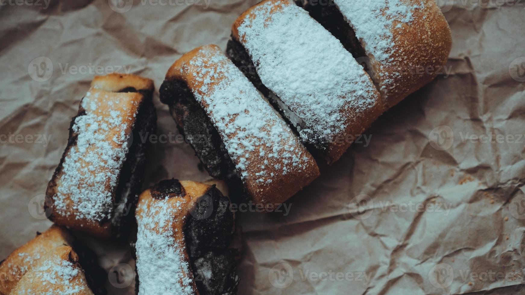 rolos de chocolate polvilhados com açúcar de confeiteiro foto