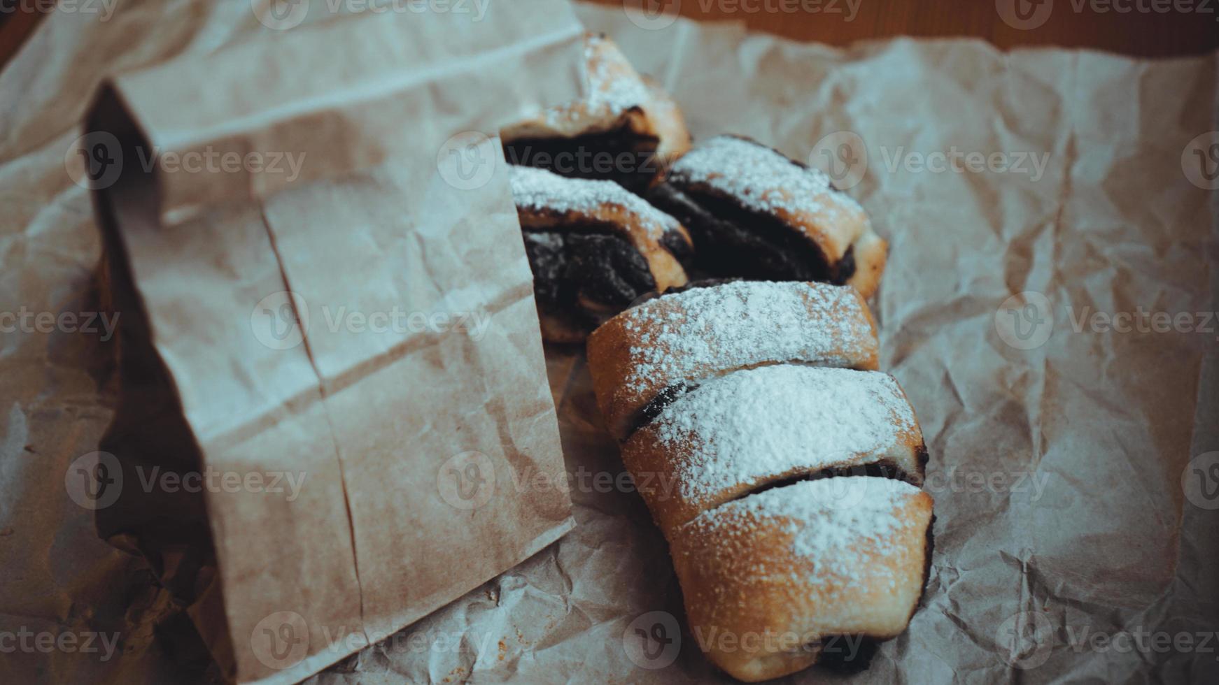 produto de panificação doce em papel artesanal. foto de comida