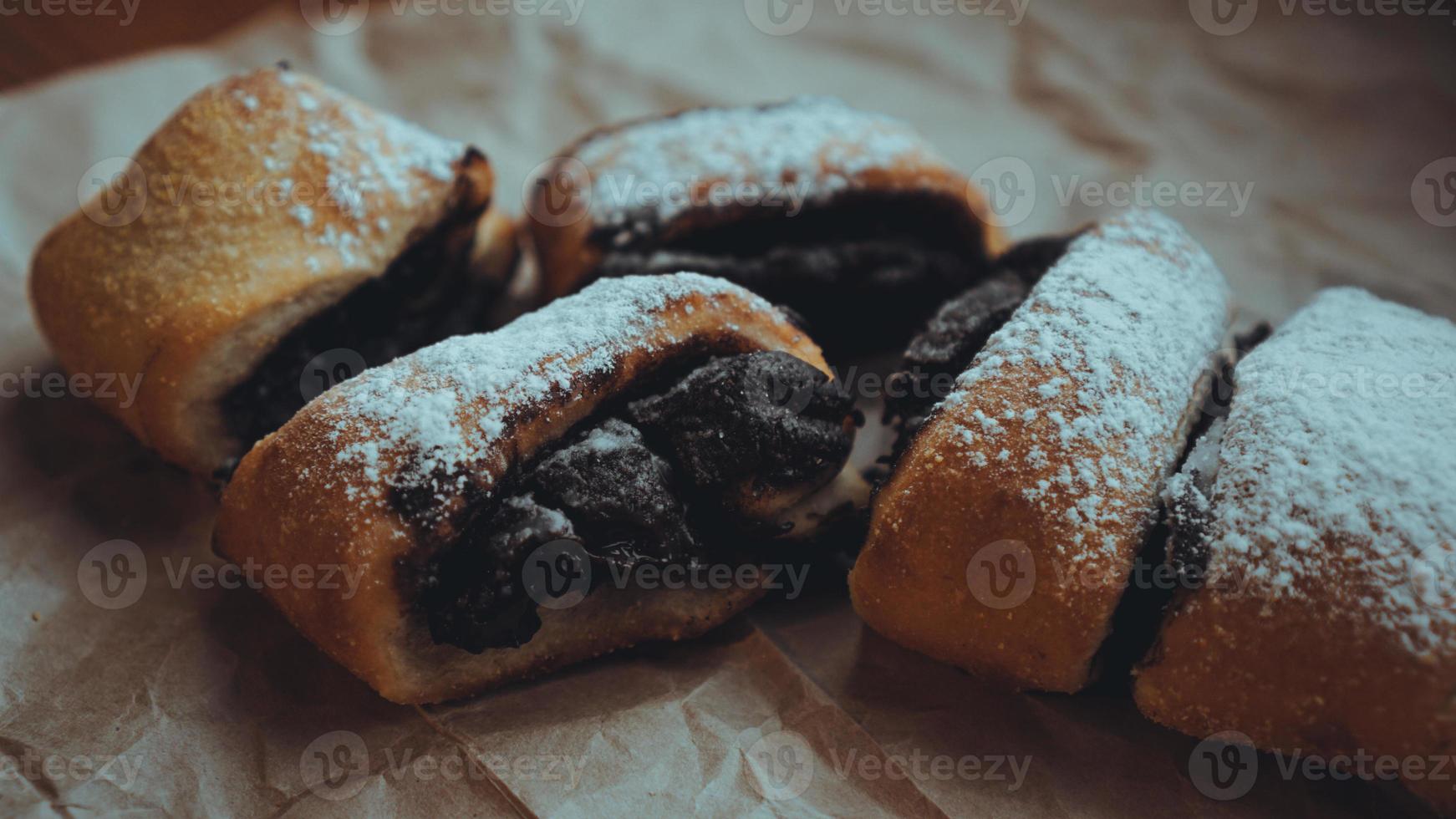 rolos de chocolate polvilhados com açúcar de confeiteiro foto