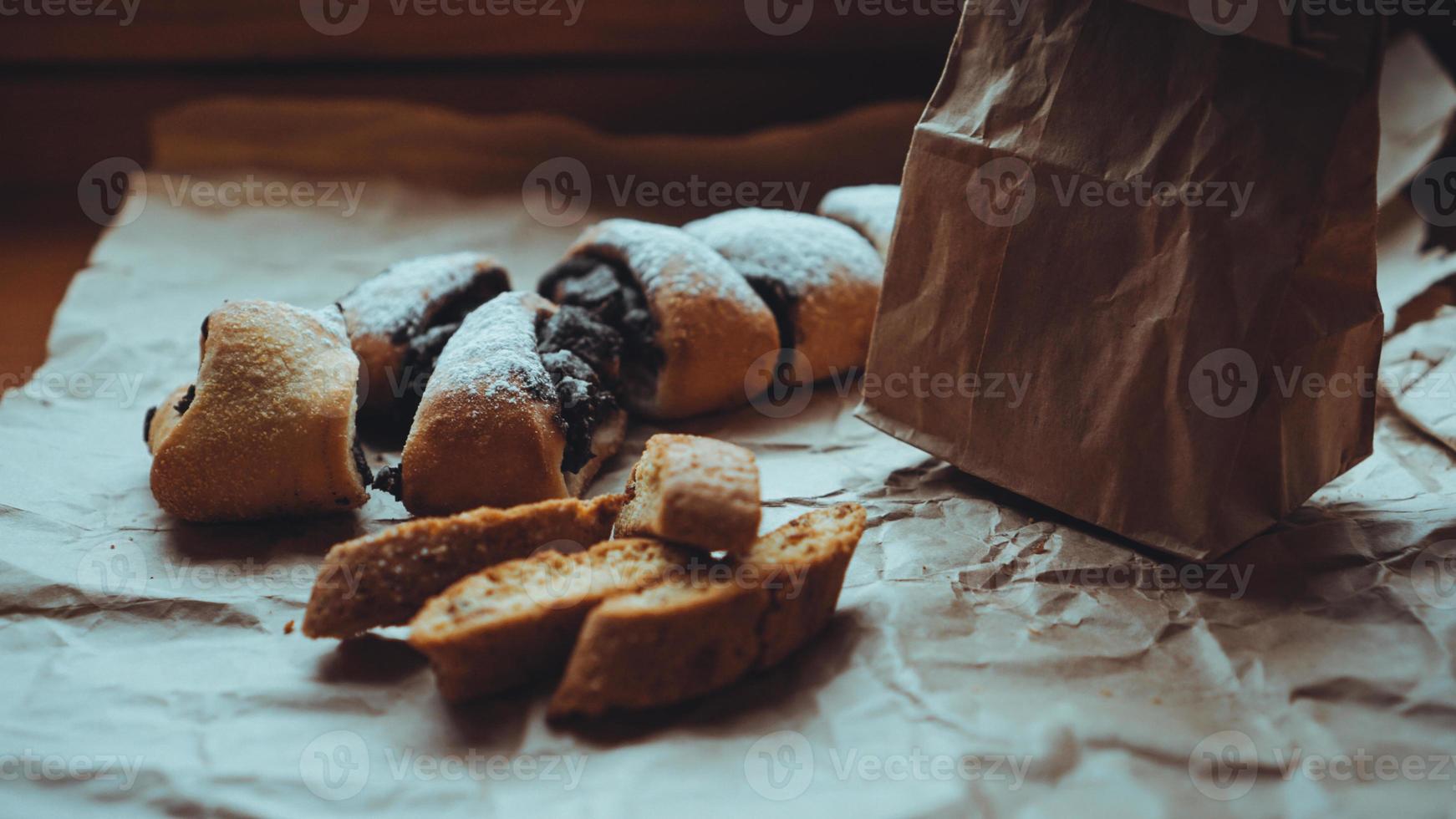 produto de panificação doce em papel artesanal. foto de comida