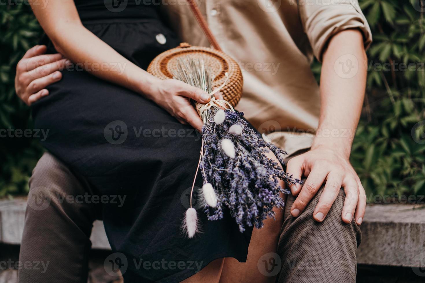 buquê de flores de lavanda nas mãos de meninas foto