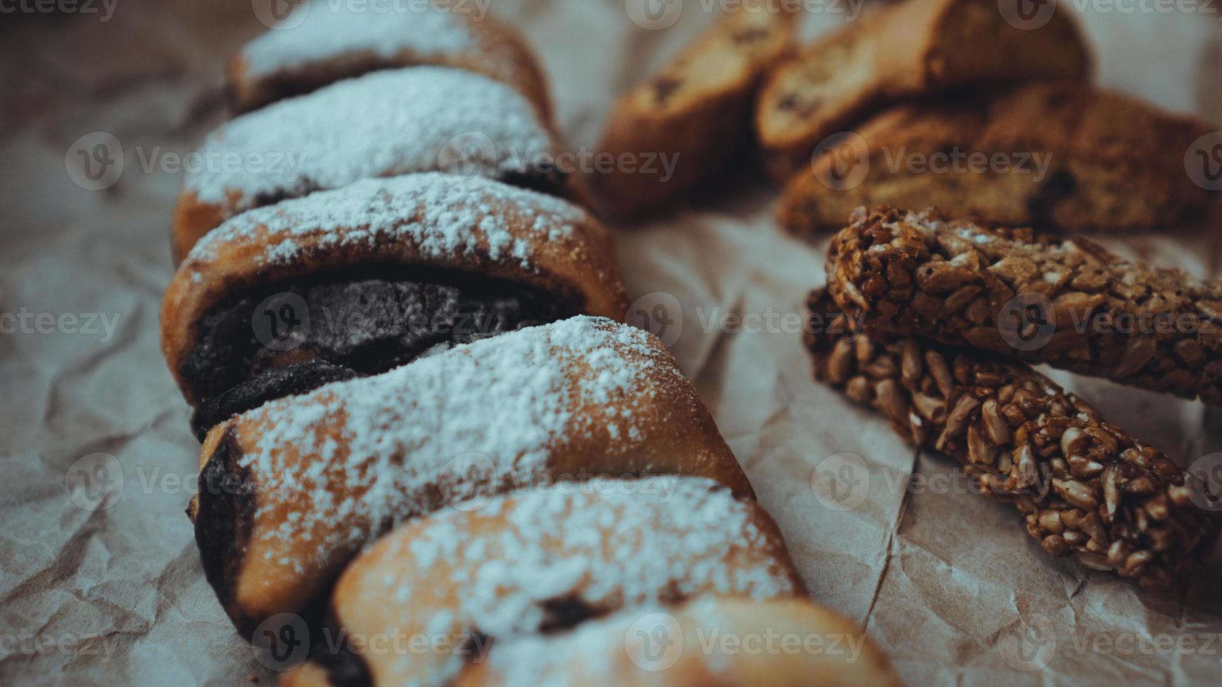 rolos de chocolate polvilhados com açúcar de confeiteiro foto