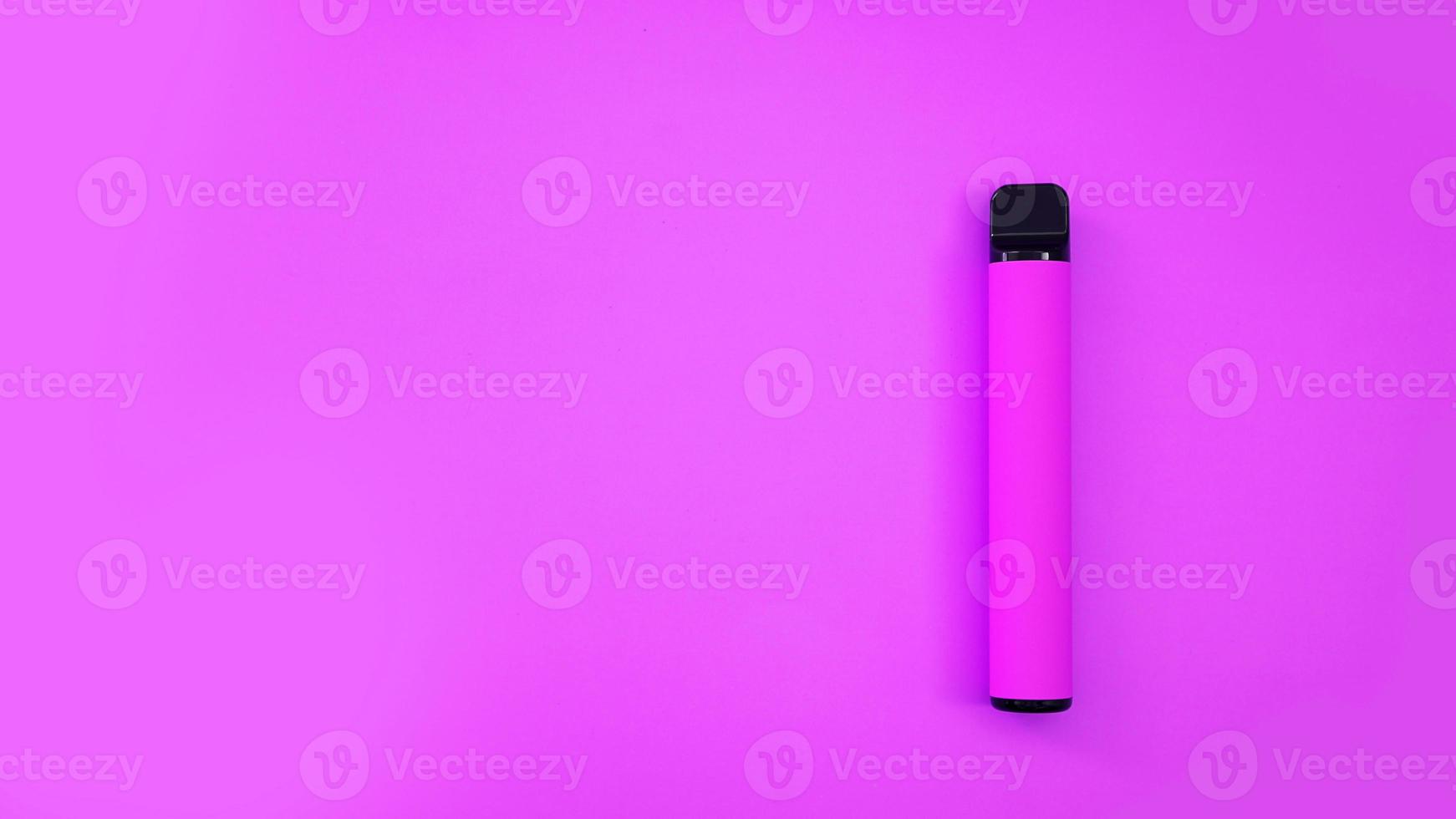 cigarro eletrônico descartável roxo em fundo brilhante foto