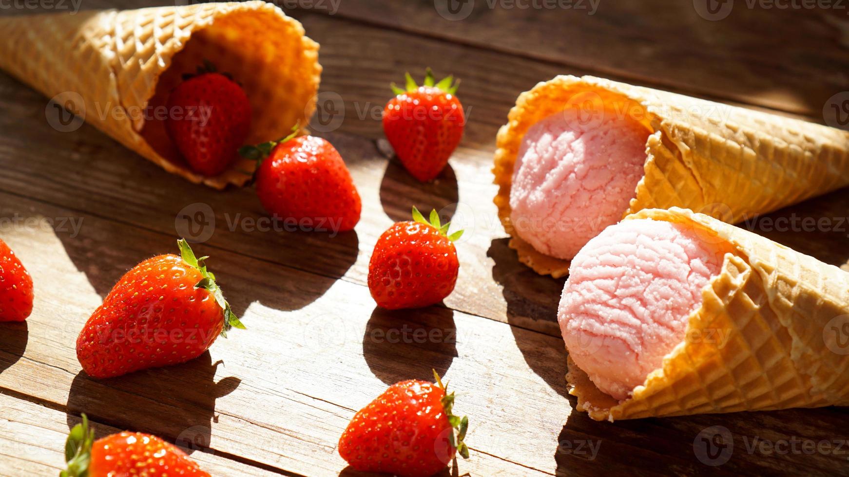 sorvete de morango em uma casquinha de waffle. frutas vermelhas e bolas de sorvete foto