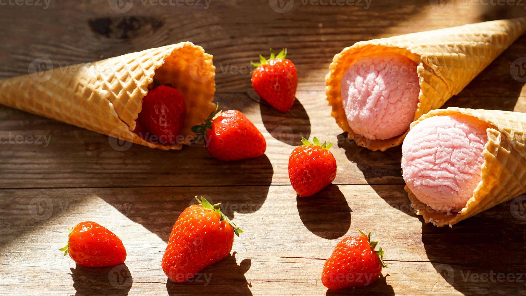 sorvete de morango em uma casquinha de waffle. frutas vermelhas e bolas de sorvete foto