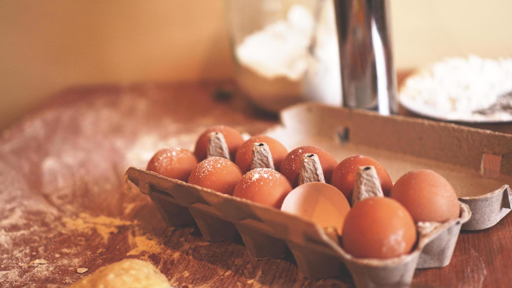 ingredientes para fazer pão caseiro. ovos, farinha foto