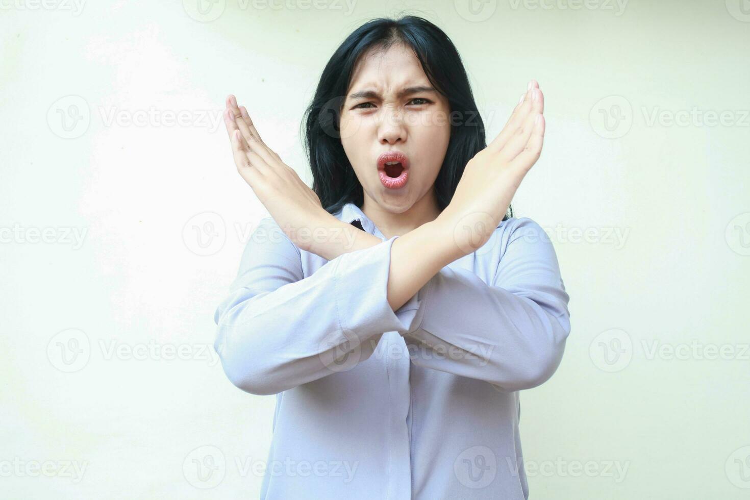 retrato do assustado ásia jovem o negócio mulher cruzado braço não placa gesto gritando às Câmera vestindo formal terno isolado foto