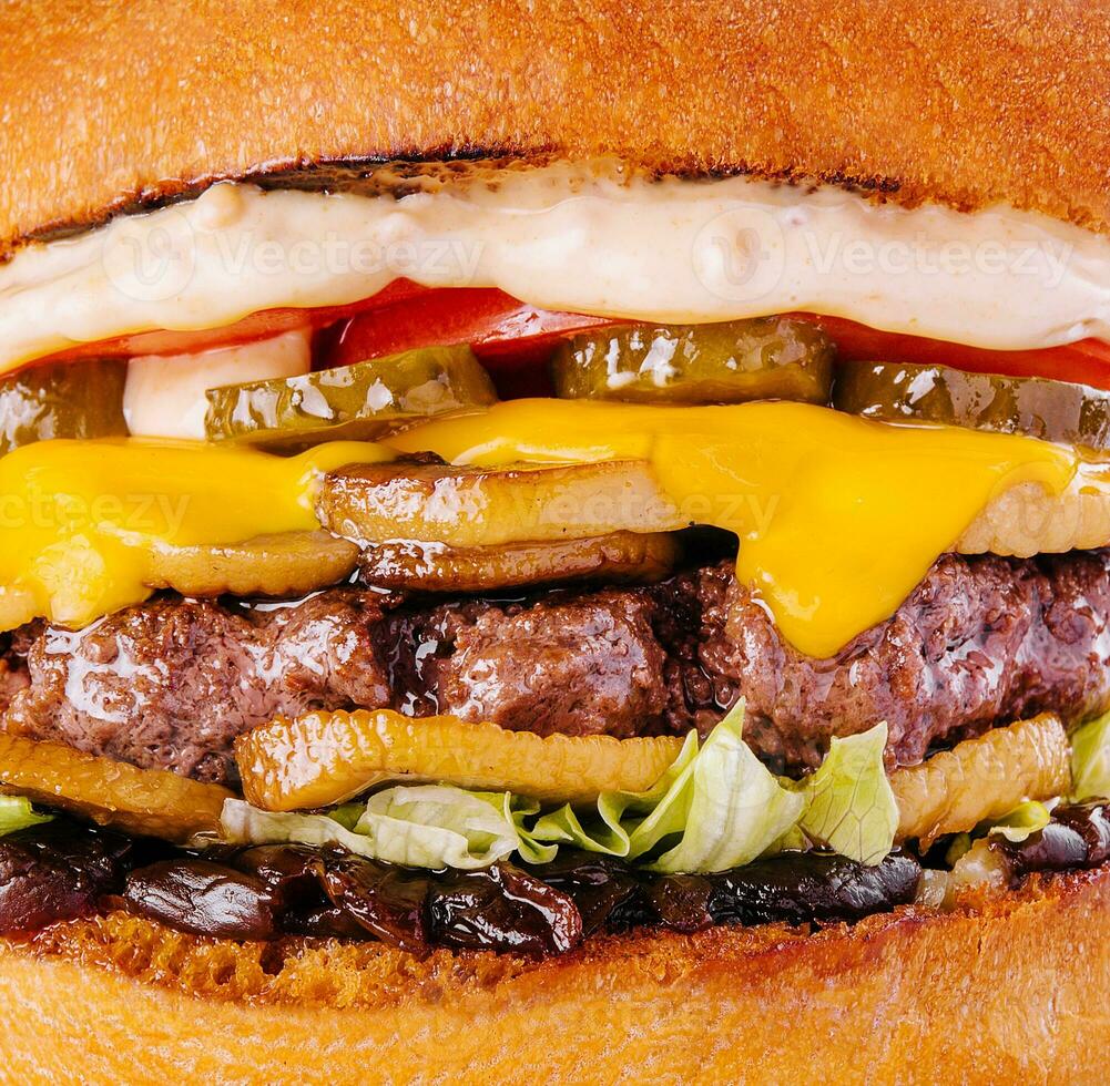 delicioso Hamburger com carne costeleta fechar acima foto