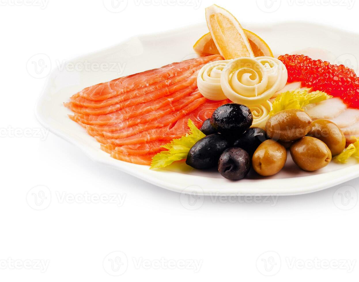 vermelho e branco salgado peixe dentro sortimento com vegetação e limão foto