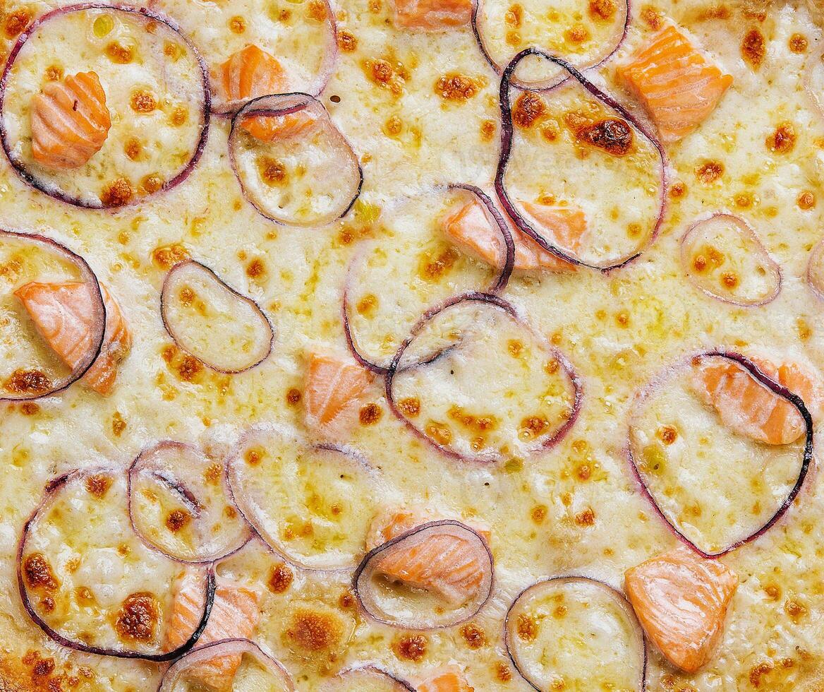 pizza com salmão em vermelho fundo foto