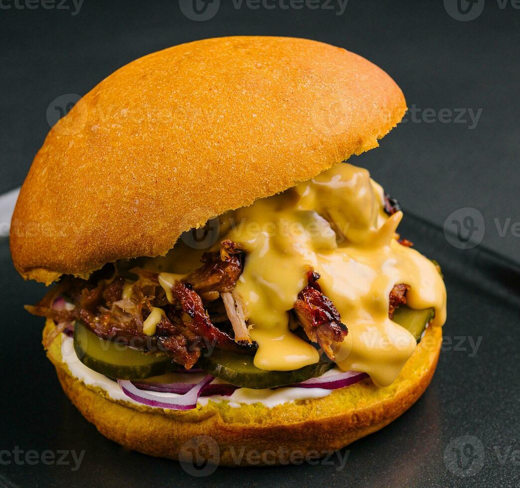 delicioso hamburguer com rasgado carne em Preto bandeja foto