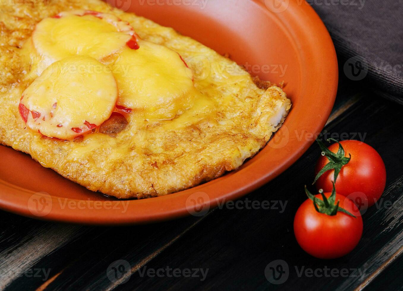 frango filé cozido dentro a forno com queijo e tomates foto