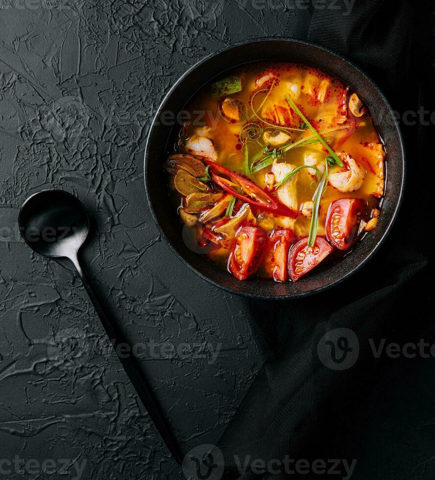 tom yum goong - tailandês quente e picante sopa foto