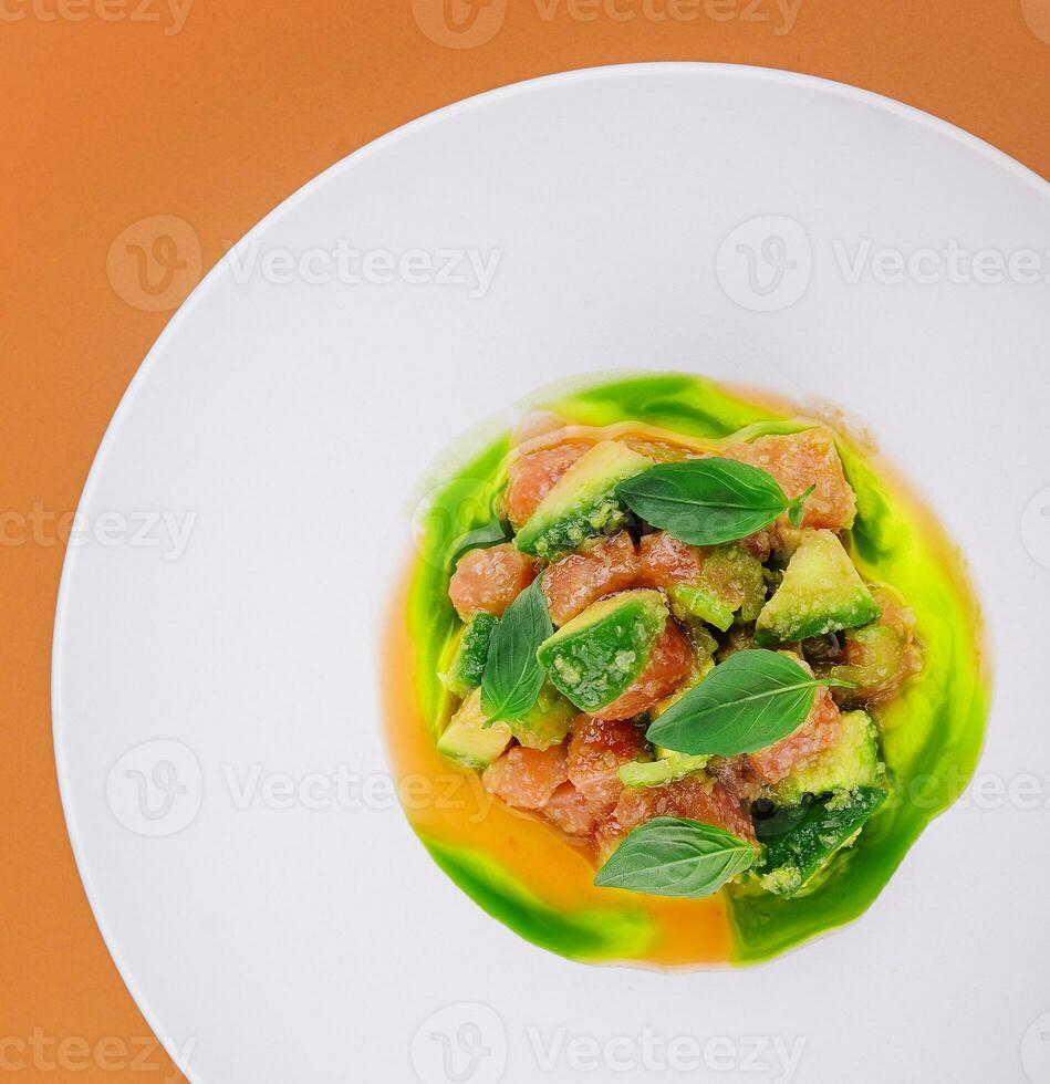 salmão com abacate e manjericão em branco prato foto