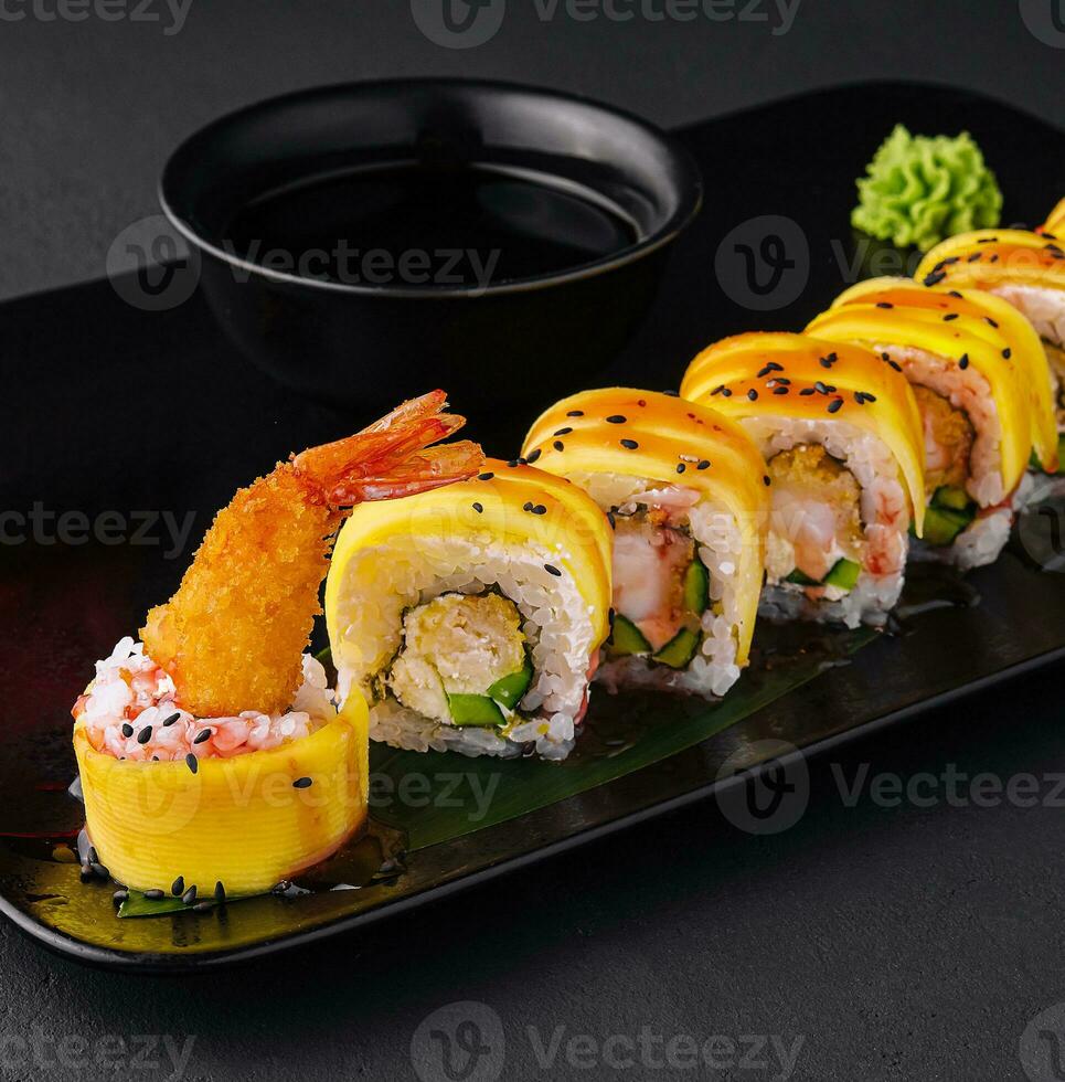 quente crocantes profundo frito Sushi rolos com camarão foto