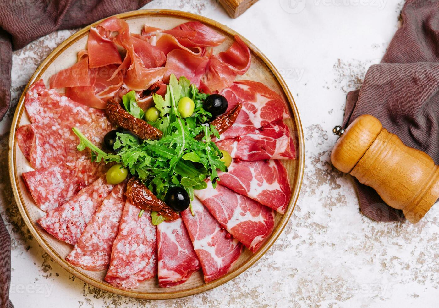 tradicional espanhol Jamon, prosciutto bruto, italiano salame foto