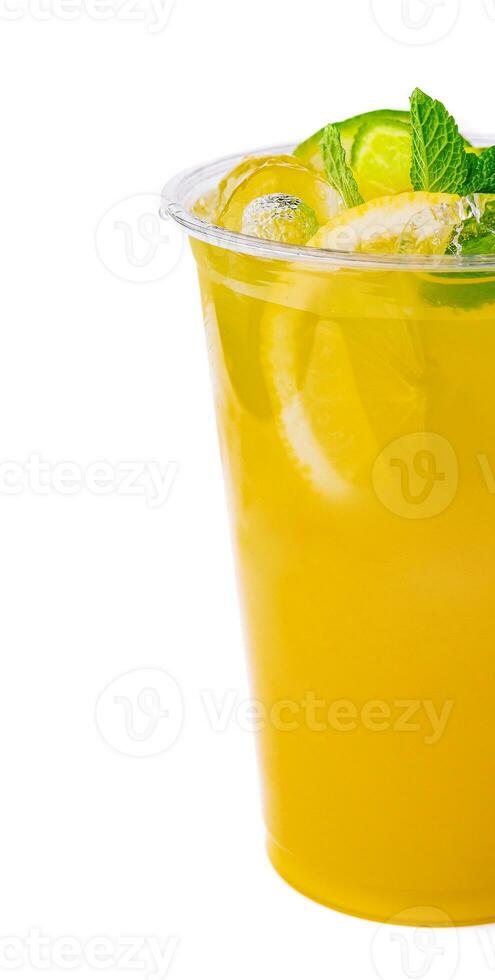 suco de ameixa chinesa com gelo e hortelã foto