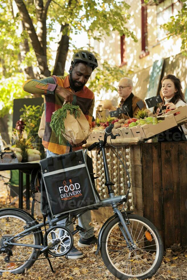 masculino Comida Entrega correio colheita acima ordem do fresco caseiro orgânico produzir, trabalhando com pequeno o negócio proprietário. agricultores e comerciantes indo conectados para vender saudável natural bio Fazenda Comida. foto