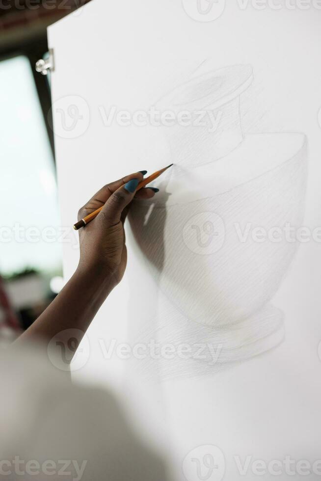 fechar acima do fêmea mão segurando lápis Aprendendo para desenhar e esboço enquanto estudando às arte escola. pessoas expressando si mesmos através desenho, criativo hobbies e mental saúde foto