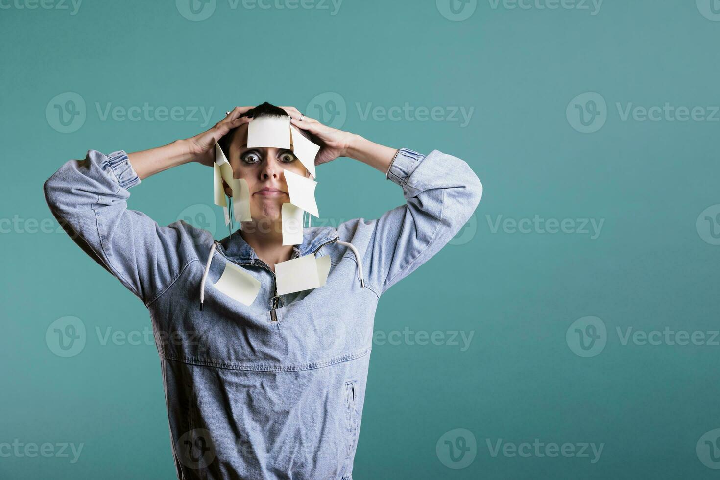 Exausta infeliz mulher escreve baixa memorando mensagens usando papel pegajoso notas, ajudando dela com bastante detalhes sobre trabalhar. colorida memória lembrete em cansado depressivo jovem adulto, estúdio tiro foto