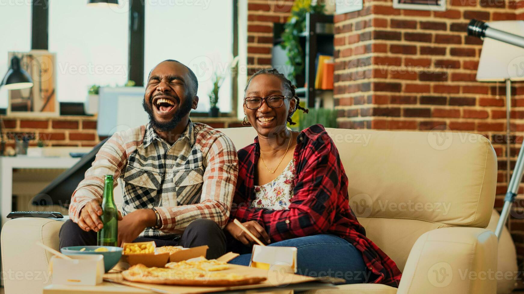 sorridente pessoas rindo às comédia filme em televisão, sentindo-me aconteceu gastos Tempo junto. jovem vida parceiros desfrutando filme em televisão, comendo salgadinhos e Leve embora Comida. tripé tomada. foto