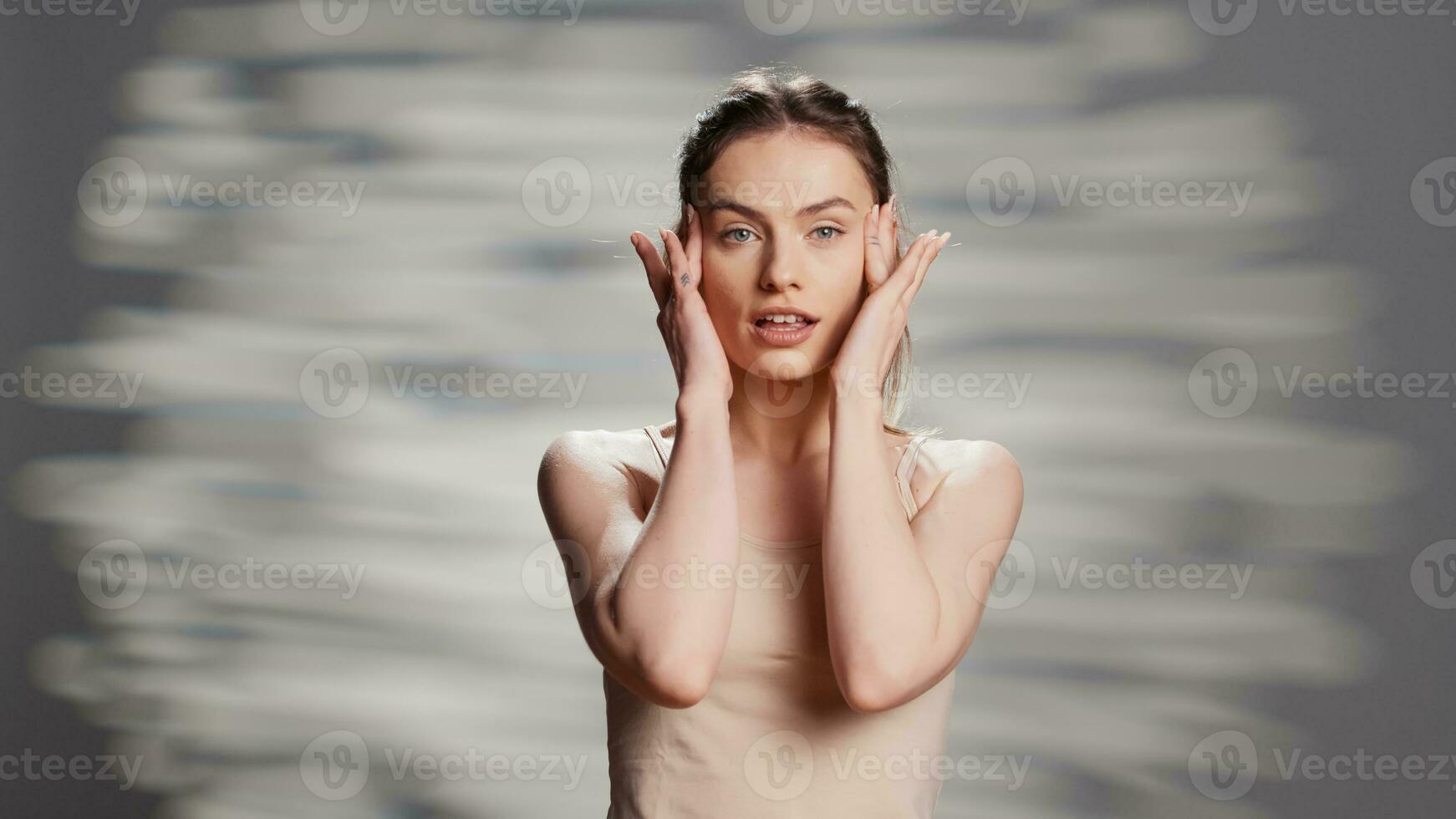 lindo radiante menina com natural brilhando olhar, posando com positivo aparência em Câmera. jovem adulto promovendo cuidados com a pele rotina e auto confiança, criando beleza campanha. foto