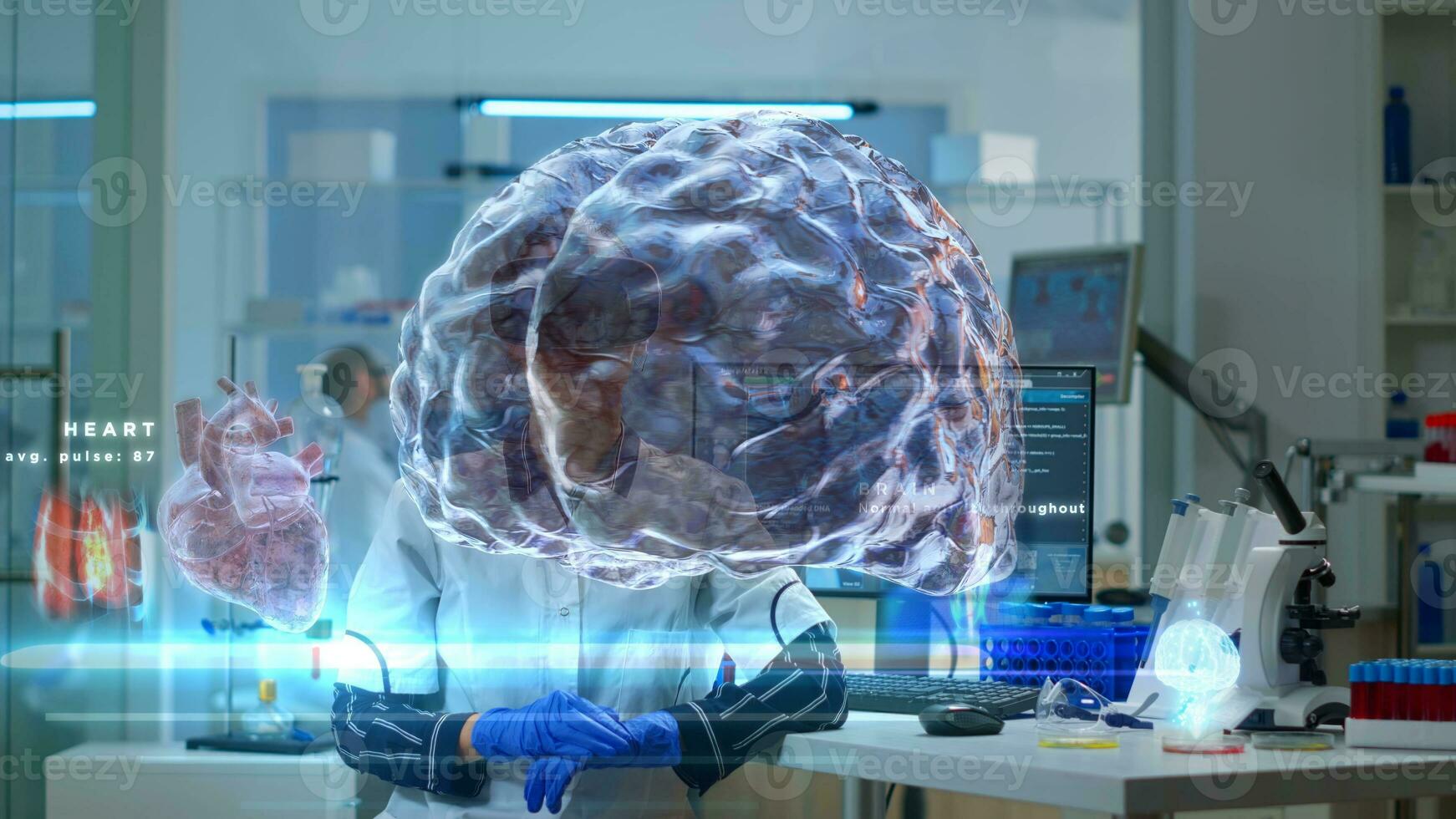 mulher vestindo Alto tecnologia vr fone de ouvido enquanto cientista monitores dela ondas cerebrais em tela, usando aumentado realidade holograma visualização para realçar neurologia pesquisa compreensão do humano mente foto