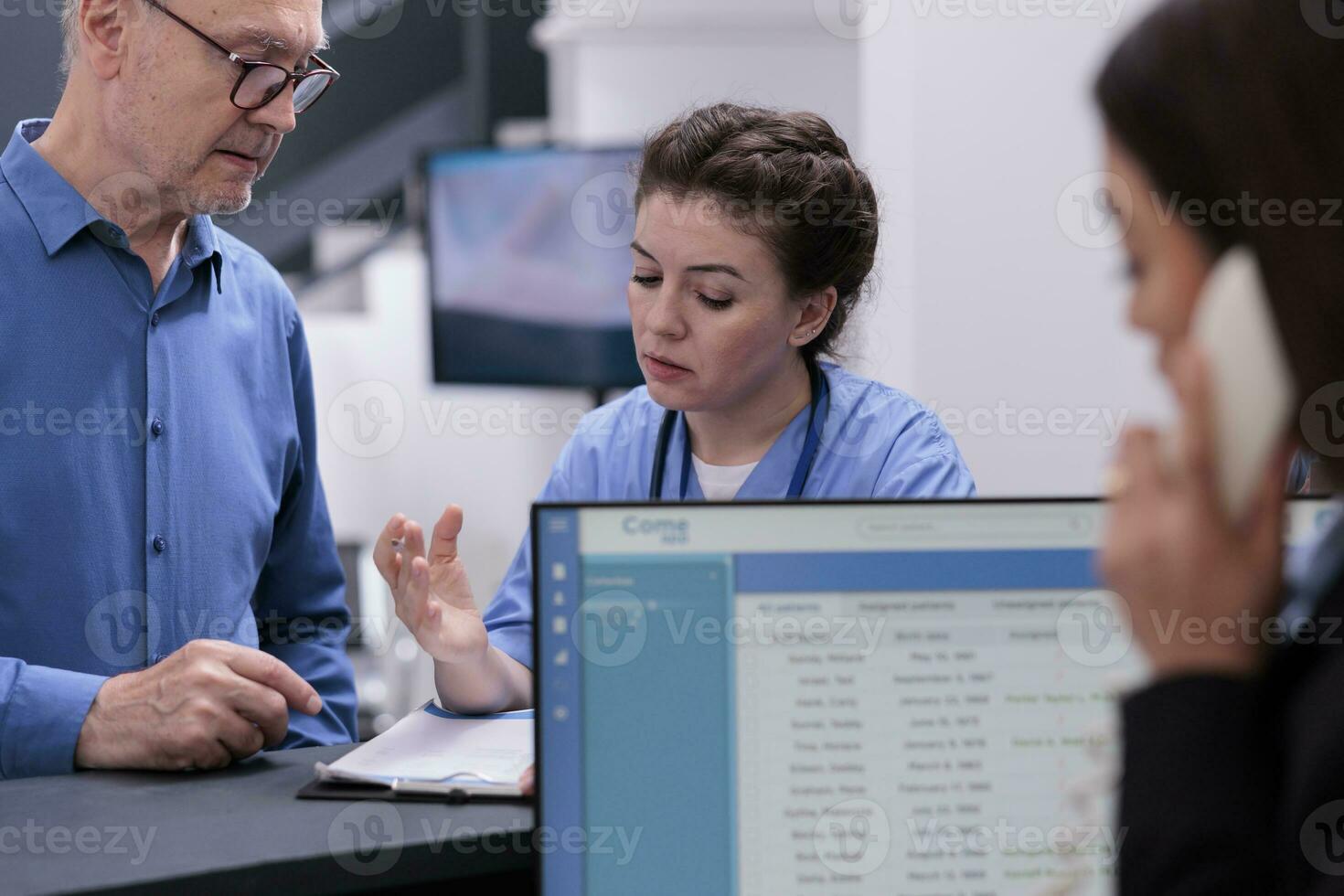 assistente olhando às médico relatório com velho paciente enquanto assinatura documentos antes começar consulta dentro hospital esperando sala. Senior homem tendo checar Visita com médico, saúde Cuidado serviço foto