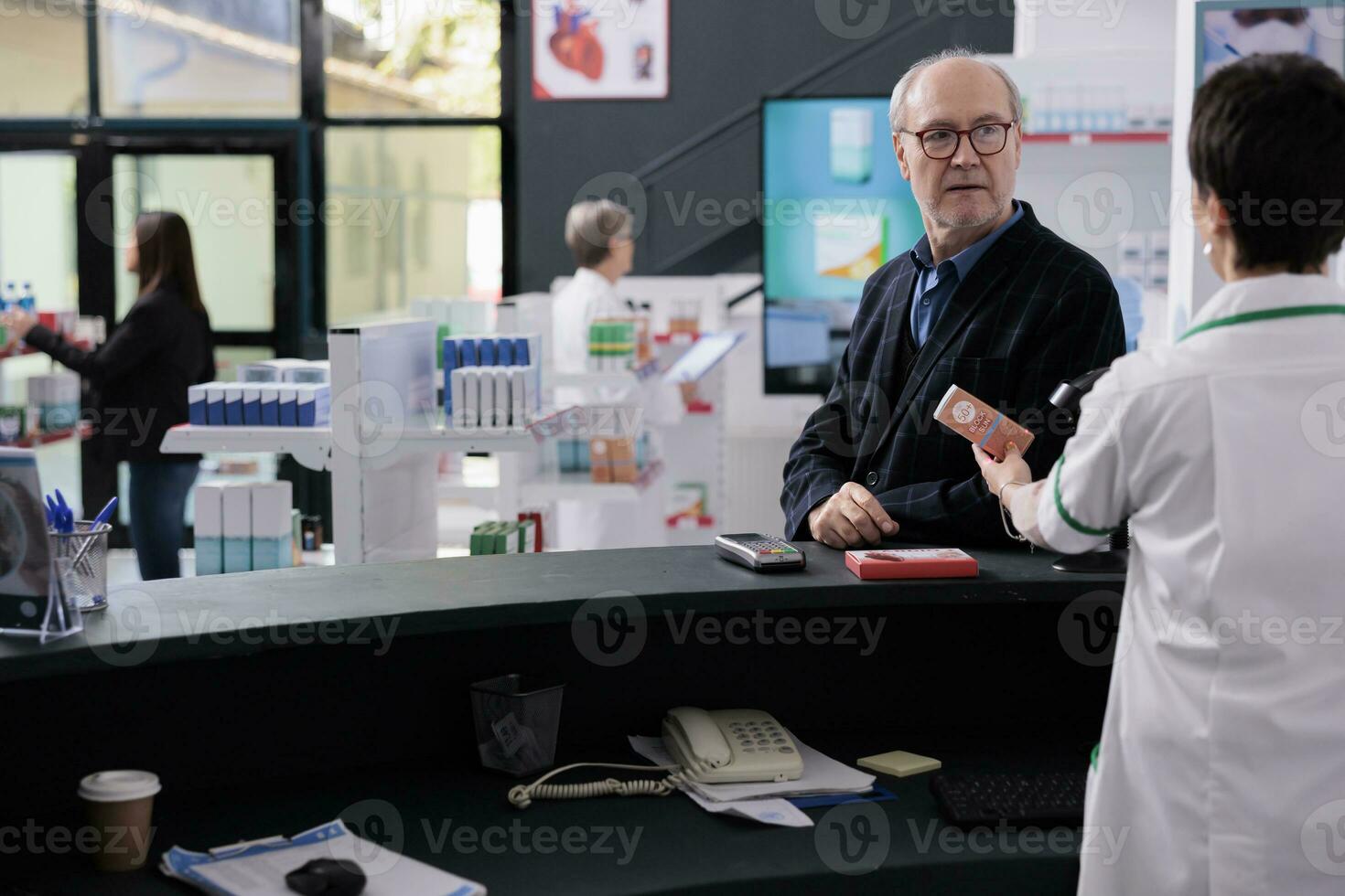 farmacia idosos cliente assistindo caixa digitalização compra às balcão de pagamento, comprando protetor solar e coração suplemento dentro Drogaria. Senior homem dentro óculos em pé às contador escrivaninha e esperando para pagar foto