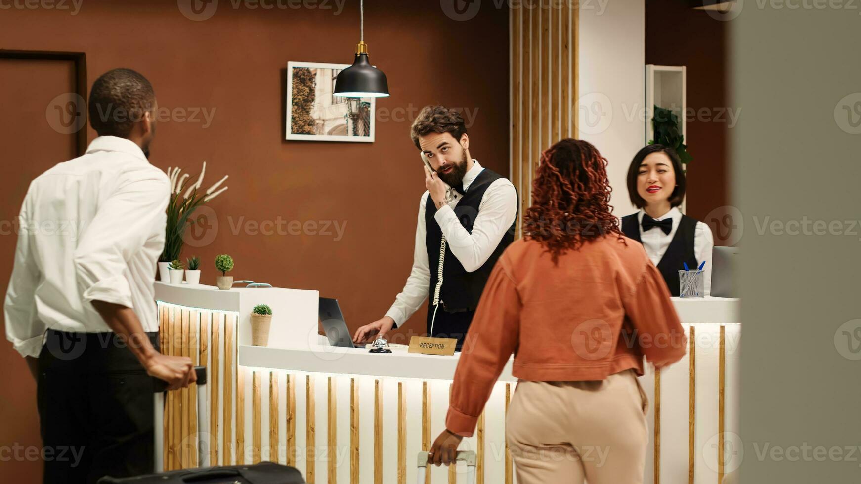 profissional porteiro pessoal acolhedor turistas às recepção escrivaninha durante Verifica dentro processo. elegante amigáveis recepcionista equipe cumprimento período de férias viagem convidados dentro hotel lobby foto