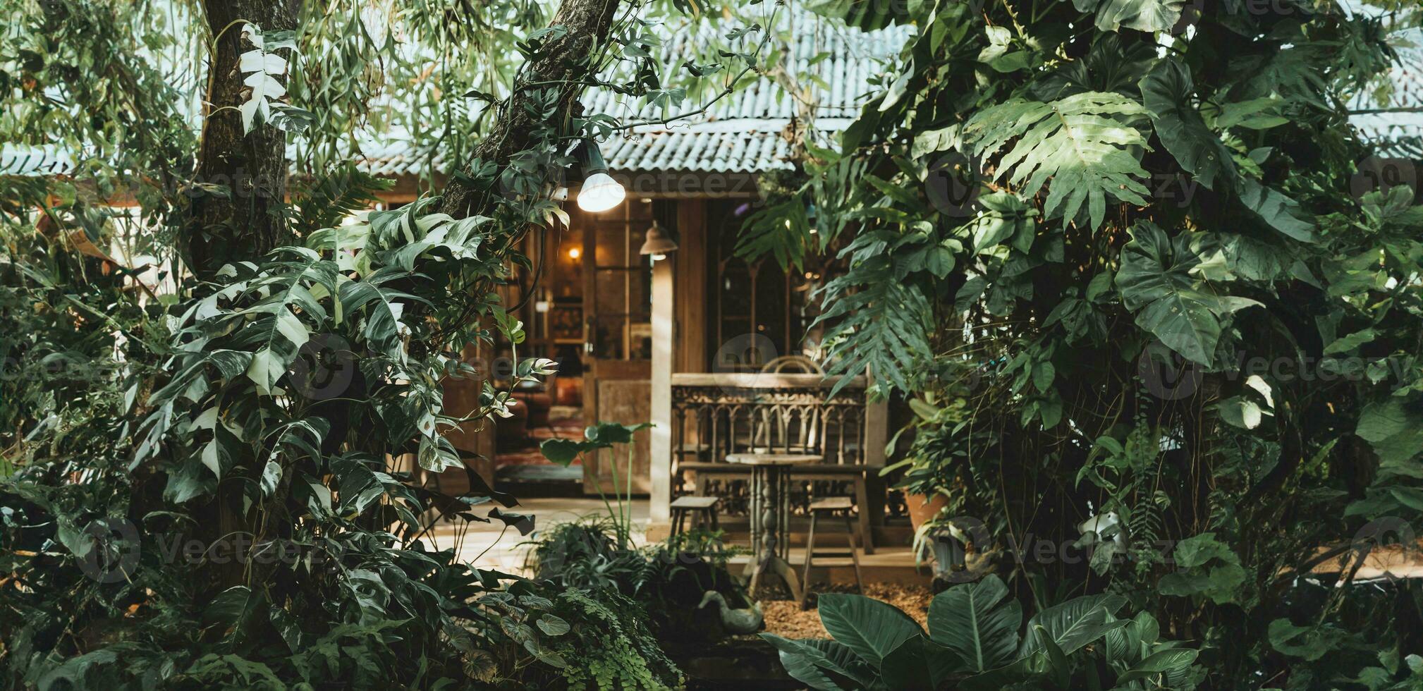 pequeno de madeira chalé escondido dentro selvagem profundo tropical verde floresta vintage Largo para vivo dentro natureza bandeira conceito foto
