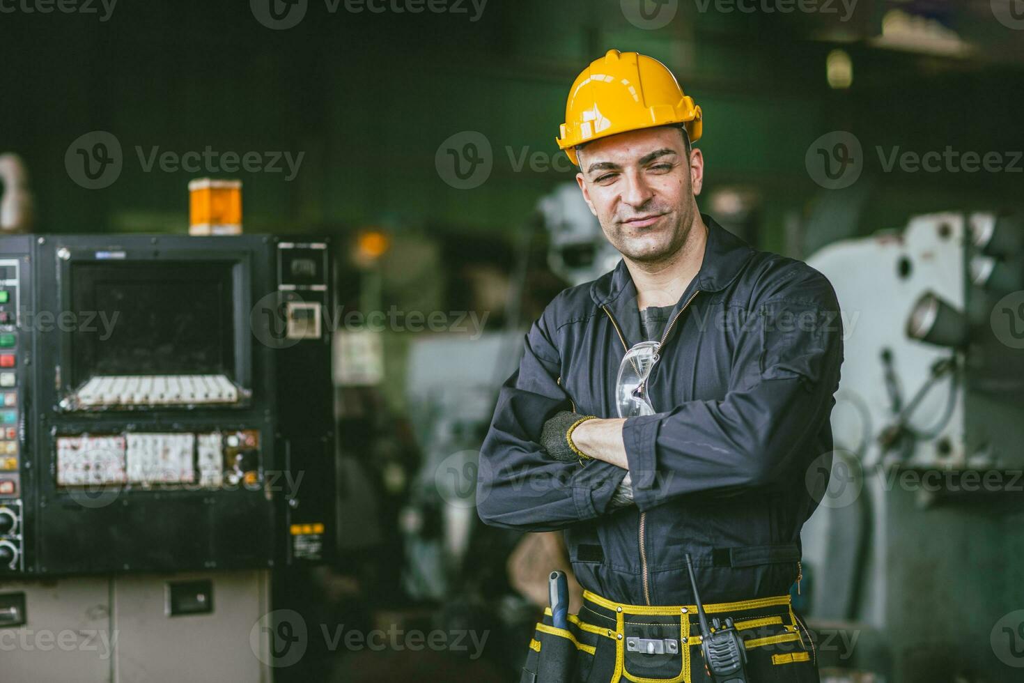 retrato engenheiro masculino técnico especialista hábil Senior funcionários trabalhador confiante em pé braço cruzado com maquinaria fábrica foto