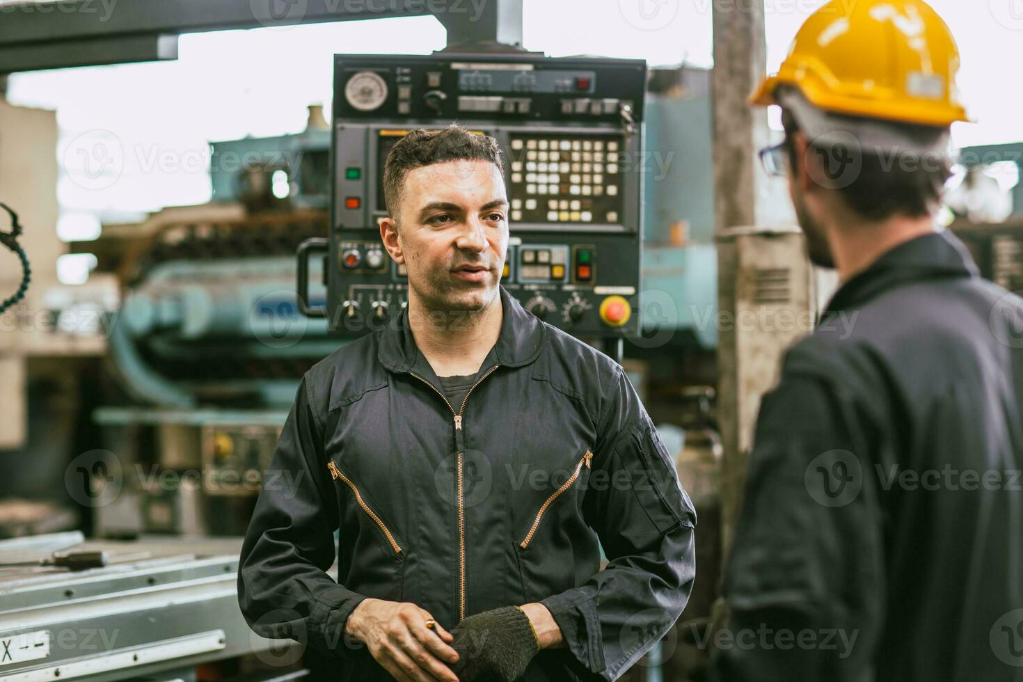 jovem engenheiro funcionários trabalhador falando com Senior equipe Supervisor consultar discutir sobre trabalhando problema foto