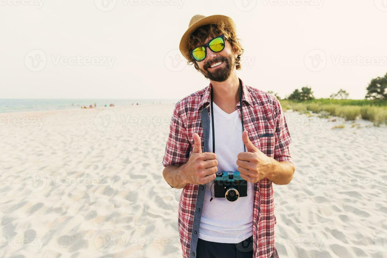 homem na praia foto