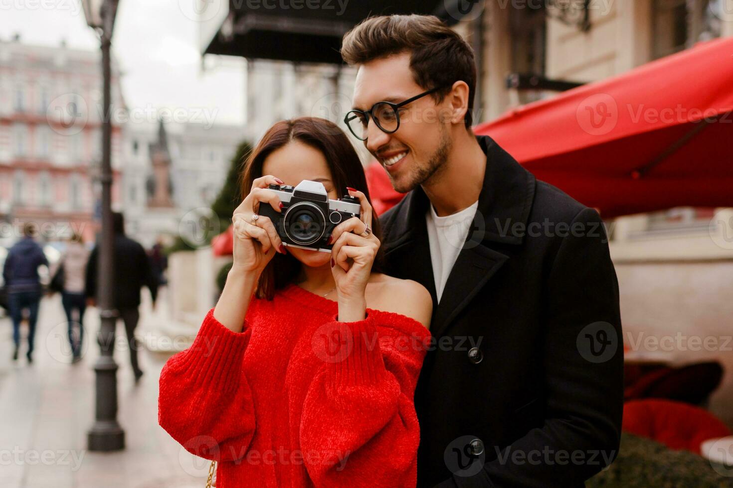 feliz viajando casal embaraçoso e posando em a rua em feriado. foto