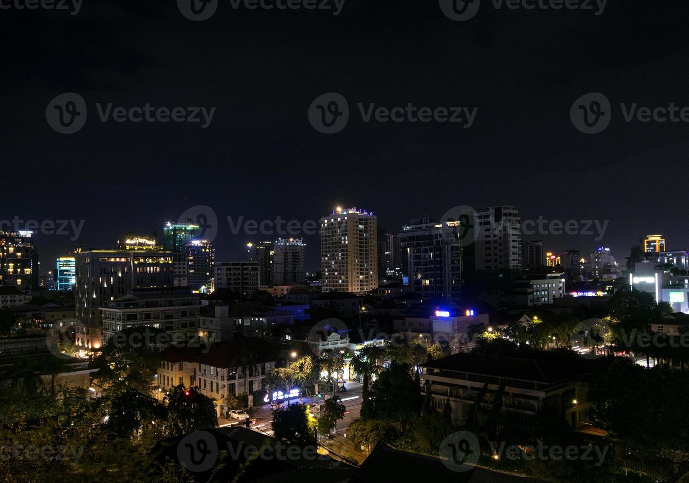 vista noturna da cidade de phnom penh no centro de phnom penh no camboja com o naga world casino complex e o horizonte da koh pich diamond island foto